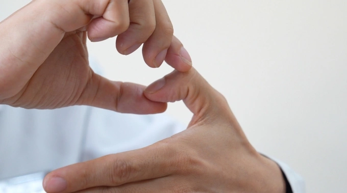 Ngón tay lò xo là gì? Triệu chứng, nguyên nhân và cách điều trị hiệu quả